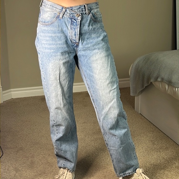 ASYMMETRIC STRAIGHT LEG JEAN LIGHT WASH DENIM - Picture 3 of 4